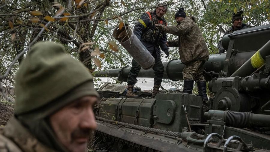 Prajurit Ukraina menyiapkan senjata self-propelled 2S7 Pion untuk menembak pada suatu posisi, saat serangan Rusia terhadap Ukraina berlanjut di garis depan di wilayah Kherson, Ukraina, Rabu (9/11/2022). (REUTERS/Viacheslav Ratynskyi)