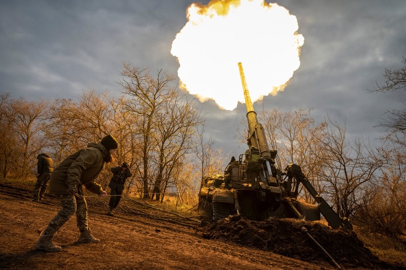 Tank Ukraina bergerak ke kota, setelah Presiden Rusia Vladimir Putin mengizinkan operasi militer di Ukraina timur, di Mariupol, Kamis (24/2/2022). (REUTERS/CARLOS BARRIA)