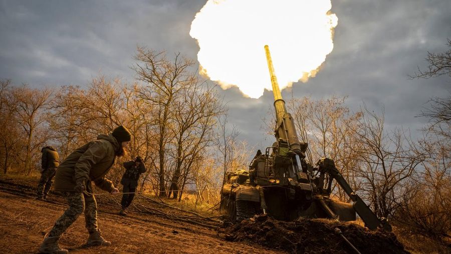 Tank Ukraina bergerak ke kota, setelah Presiden Rusia Vladimir Putin mengizinkan operasi militer di Ukraina timur, di Mariupol, Kamis (24/2/2022). (REUTERS/CARLOS BARRIA)