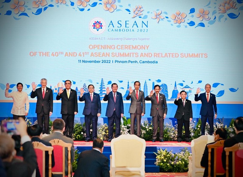 Presiden Joko Widodo dan Iriana Joko Widodo menghadiri Upacara Pembukaan KTT ASEAN ke-40 dan ke-41 di Hotel Sokha, Phnom Penh, Kamboja Presiden Joko Widodo dan Iriana Joko Widodo menghadiri Upacara Pembukaan KTT ASEAN ke-40 dan ke-41 serta KTT terkait lainnya di Hotel Sokha, Phnom Penh, Kamboja, Jumat (11/11/2022). Presiden beserta istri tiba di Hotel Sokha sekitar pukul 7.50 waktu setempat disambut Perdana Menteri Kamboja Hun Sen dan dilanjutkan dengan sesi foto bersama. (Foto: Laily Rachev - Biro Pers Sekretariat Presiden)