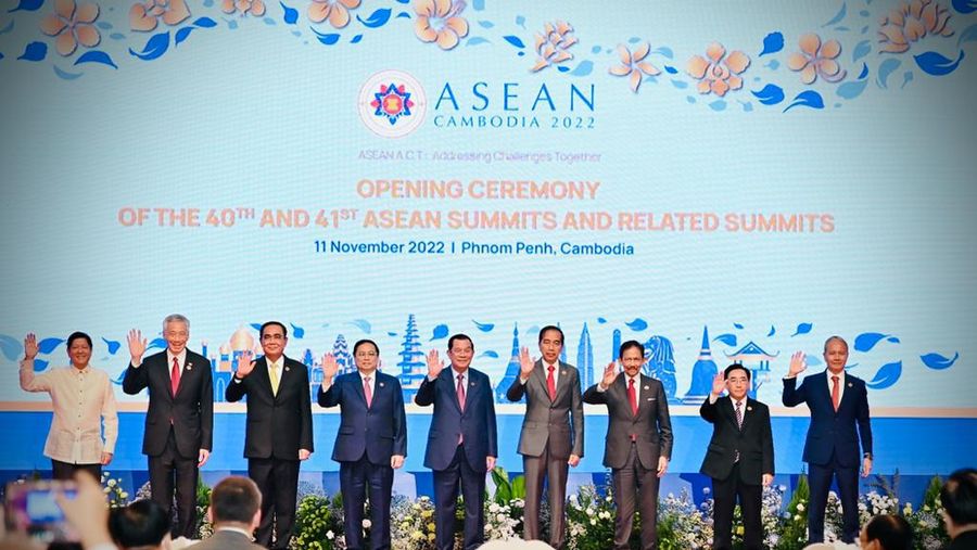Presiden Joko Widodo dan Iriana Joko Widodo menghadiri Upacara Pembukaan KTT ASEAN ke-40 dan ke-41 serta KTT terkait lainnya di Hotel Sokha, Phnom Penh, Kamboja, Jumat (11/11/2022). Presiden beserta istri tiba di Hotel Sokha sekitar pukul 7.50 waktu setempat disambut Perdana Menteri Kamboja Hun Sen dan dilanjutkan dengan sesi foto bersama. (Foto: Laily Rachev - Biro Pers Sekretariat Presiden)