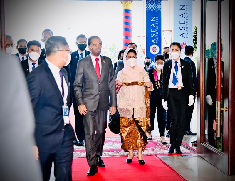 Presiden Joko Widodo dan Iriana Joko Widodo menghadiri Upacara Pembukaan KTT ASEAN ke-40 dan ke-41 di Hotel Sokha, Phnom Penh, Kamboja Presiden Joko Widodo dan Iriana Joko Widodo menghadiri Upacara Pembukaan KTT ASEAN ke-40 dan ke-41 serta KTT terkait lainnya di Hotel Sokha, Phnom Penh, Kamboja, Jumat (11/11/2022). Presiden beserta istri tiba di Hotel Sokha sekitar pukul 7.50 waktu setempat disambut Perdana Menteri Kamboja Hun Sen dan dilanjutkan dengan sesi foto bersama. (Foto: Laily Rachev - Biro Pers Sekretariat Presiden)