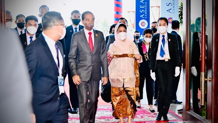 Presiden Joko Widodo dan Iriana Joko Widodo menghadiri Upacara Pembukaan KTT ASEAN ke-40 dan ke-41 serta KTT terkait lainnya di Hotel Sokha, Phnom Penh, Kamboja, Jumat (11/11/2022). Presiden beserta istri tiba di Hotel Sokha sekitar pukul 7.50 waktu setempat disambut Perdana Menteri Kamboja Hun Sen dan dilanjutkan dengan sesi foto bersama. (Foto: Laily Rachev - Biro Pers Sekretariat Presiden)
