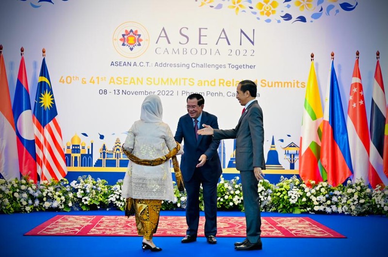 Presiden Joko Widodo dan Iriana Joko Widodo menghadiri Upacara Pembukaan KTT ASEAN ke-40 dan ke-41 di Hotel Sokha, Phnom Penh, Kamboja Presiden Joko Widodo dan Iriana Joko Widodo menghadiri Upacara Pembukaan KTT ASEAN ke-40 dan ke-41 serta KTT terkait lainnya di Hotel Sokha, Phnom Penh, Kamboja, Jumat (11/11/2022). Presiden beserta istri tiba di Hotel Sokha sekitar pukul 7.50 waktu setempat disambut Perdana Menteri Kamboja Hun Sen dan dilanjutkan dengan sesi foto bersama. (Foto: Laily Rachev - Biro Pers Sekretariat Presiden)