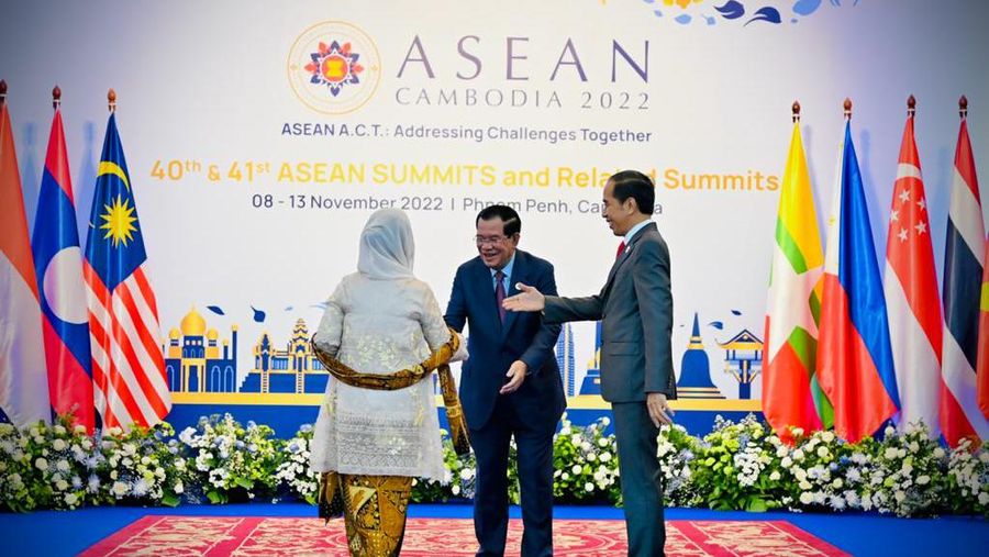 Presiden Joko Widodo dan Iriana Joko Widodo menghadiri Upacara Pembukaan KTT ASEAN ke-40 dan ke-41 serta KTT terkait lainnya di Hotel Sokha, Phnom Penh, Kamboja, Jumat (11/11/2022). Presiden beserta istri tiba di Hotel Sokha sekitar pukul 7.50 waktu setempat disambut Perdana Menteri Kamboja Hun Sen dan dilanjutkan dengan sesi foto bersama. (Foto: Laily Rachev - Biro Pers Sekretariat Presiden)