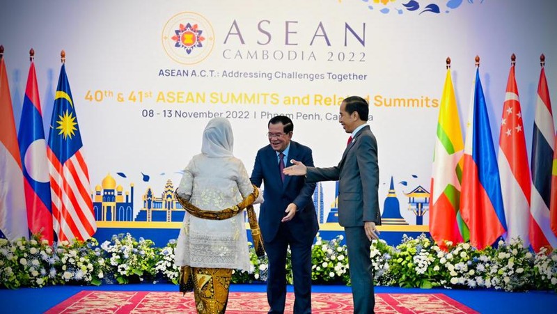 Presiden Joko Widodo dan Iriana Joko Widodo menghadiri Upacara Pembukaan KTT ASEAN ke-40 dan ke-41 serta KTT terkait lainnya di Hotel Sokha, Phnom Penh, Kamboja, Jumat (11/11/2022). Presiden beserta istri tiba di Hotel Sokha sekitar pukul 7.50 waktu setempat disambut Perdana Menteri Kamboja Hun Sen dan dilanjutkan dengan sesi foto bersama. (Foto: Laily Rachev - Biro Pers Sekretariat Presiden)