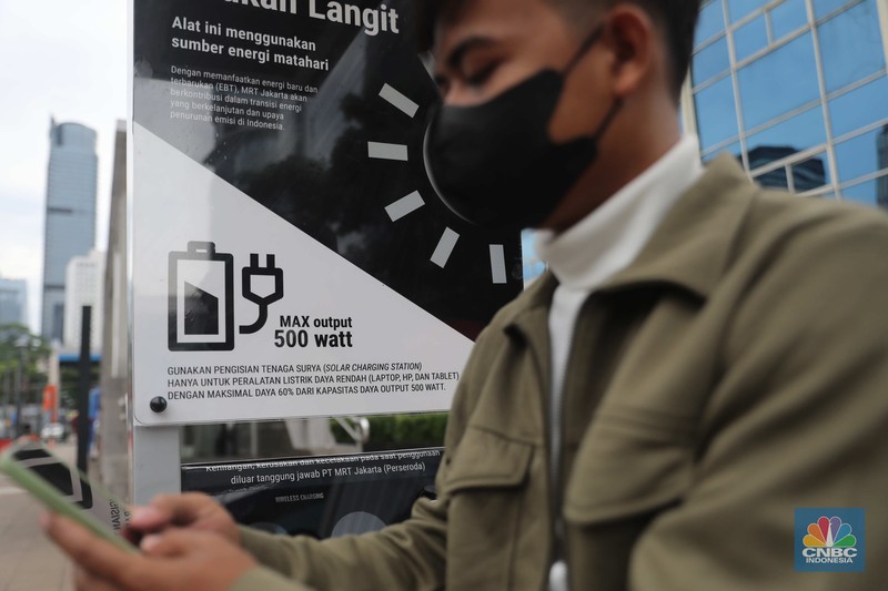 PT Mass Rapid Transit (MRT) Jakarta menyediakan tiga Solar Charging Station yang tersebar di area TOD I Dukuh Atas.  (CNBC Indonesia/ Muhammad Sabki)
