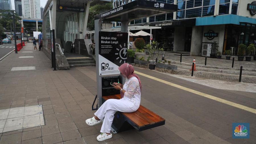 PT Mass Rapid Transit (MRT) Jakarta menyediakan tiga Solar Charging Station yang tersebar di area TOD I Dukuh Atas.  (CNBC Indonesia/ Muhammad Sabki)