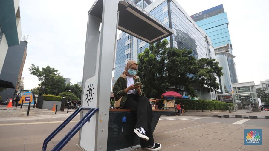 PT Mass Rapid Transit (MRT) Jakarta menyediakan tiga Solar Charging Station yang tersebar di area TOD I Dukuh Atas.  (CNBC Indonesia/ Muhammad Sabki)