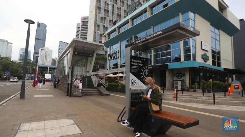 PT Mass Rapid Transit (MRT) Jakarta menyediakan tiga Solar Charging Station yang tersebar di area TOD I Dukuh Atas.  (CNBC Indonesia/ Muhammad Sabki)