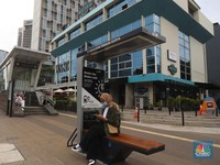 PT Mass Rapid Transit (MRT) Jakarta menyediakan tiga Solar Charging Station yang tersebar di area TOD I Dukuh Atas.  (CNBC Indonesia/ Muhammad Sabki)