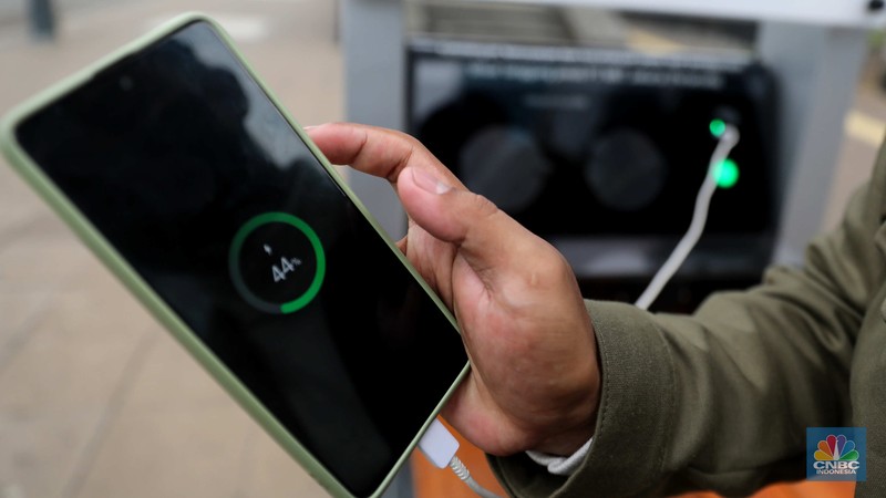 PT Mass Rapid Transit (MRT) Jakarta menyediakan tiga Solar Charging Station yang tersebar di area TOD I Dukuh Atas. PT Mass Rapid Transit (MRT) Jakarta menyediakan tiga Solar Charging Station yang tersebar di area TOD I Dukuh Atas. (CNBC Indonesia/ Muhammad Sabki)