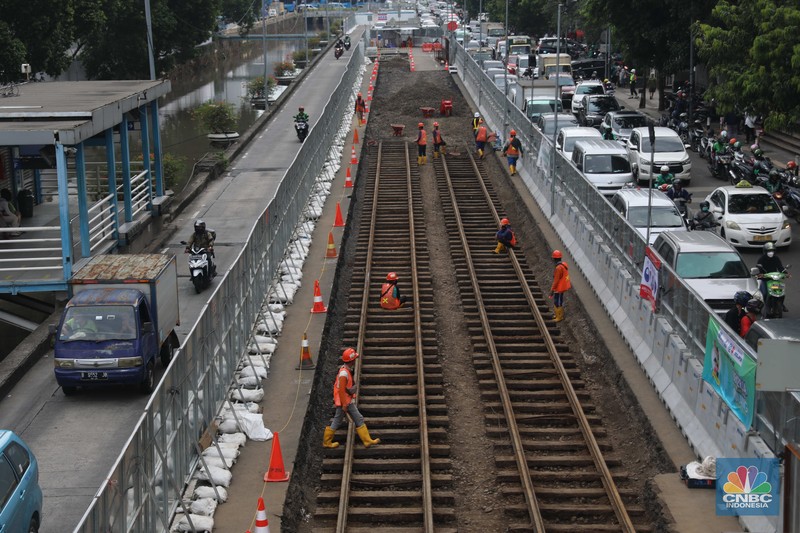 Rel trem peninggalan Belanda yang ditemukan dalam proyek pembangunan MRT Fase 2A merupakan rel trem tertua di Indonesia. Rel trem peninggalan Belanda yang ditemukan dalam proyek pembangunan MRT Fase 2A merupakan rel trem tertua di Indonesia. (CNBC Indonesia/ Muhammad Sabki)
