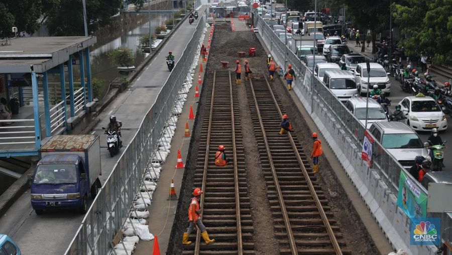 Rel trem peninggalan Belanda yang ditemukan dalam proyek pembangunan MRT Fase 2A merupakan rel trem tertua di Indonesia. (CNBC Indonesia/ Muhammad Sabki)