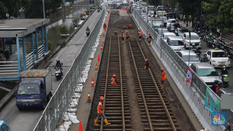 Rel trem peninggalan Belanda yang ditemukan dalam proyek pembangunan MRT Fase 2A merupakan rel trem tertua di Indonesia. (CNBC Indonesia/ Muhammad Sabki)