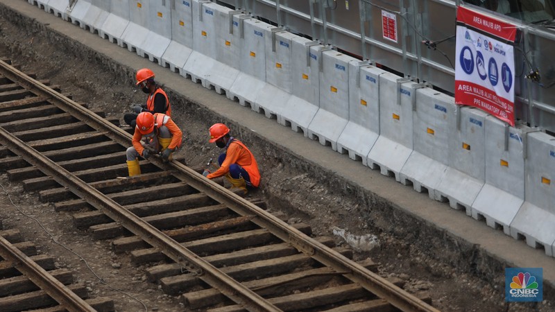 Rel trem peninggalan Belanda yang ditemukan dalam proyek pembangunan MRT Fase 2A merupakan rel trem tertua di Indonesia. Rel trem peninggalan Belanda yang ditemukan dalam proyek pembangunan MRT Fase 2A merupakan rel trem tertua di Indonesia. (CNBC Indonesia/ Muhammad Sabki)