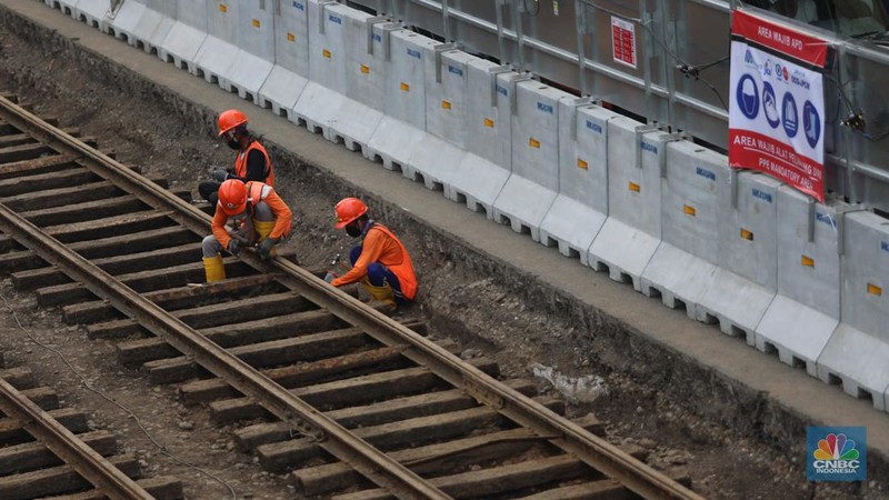 Rel trem peninggalan Belanda yang ditemukan dalam proyek pembangunan MRT Fase 2A merupakan rel trem tertua di Indonesia. (CNBC Indonesia/ Muhammad Sabki)