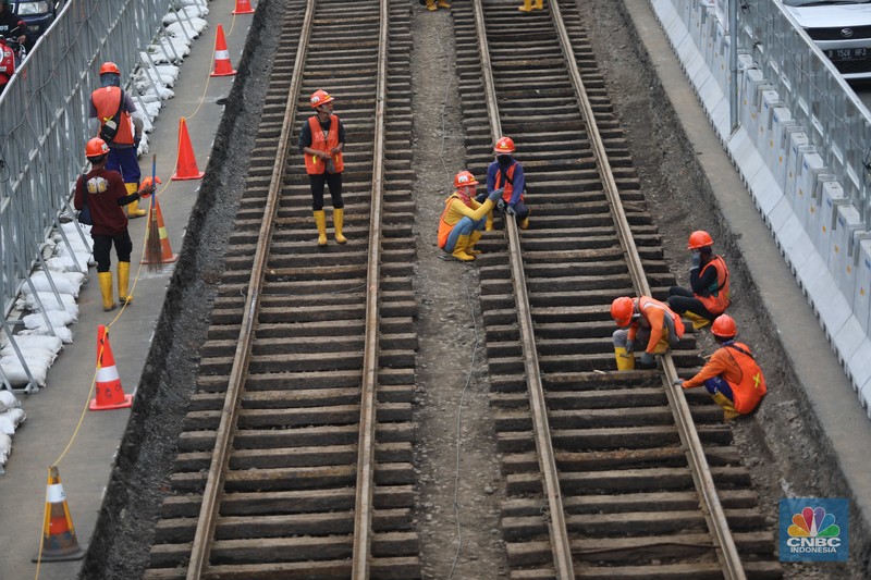 Rel trem peninggalan Belanda yang ditemukan dalam proyek pembangunan MRT Fase 2A merupakan rel trem tertua di Indonesia. Rel trem peninggalan Belanda yang ditemukan dalam proyek pembangunan MRT Fase 2A merupakan rel trem tertua di Indonesia. (CNBC Indonesia/ Muhammad Sabki)