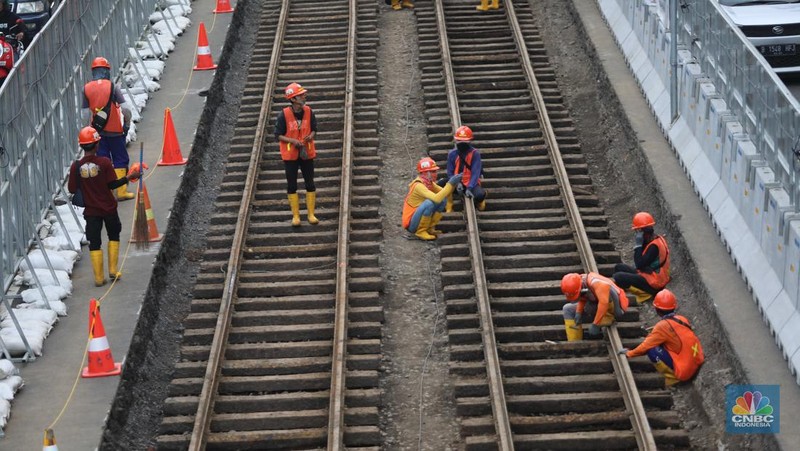 Rel trem peninggalan Belanda yang ditemukan dalam proyek pembangunan MRT Fase 2A merupakan rel trem tertua di Indonesia. (CNBC Indonesia/ Muhammad Sabki)