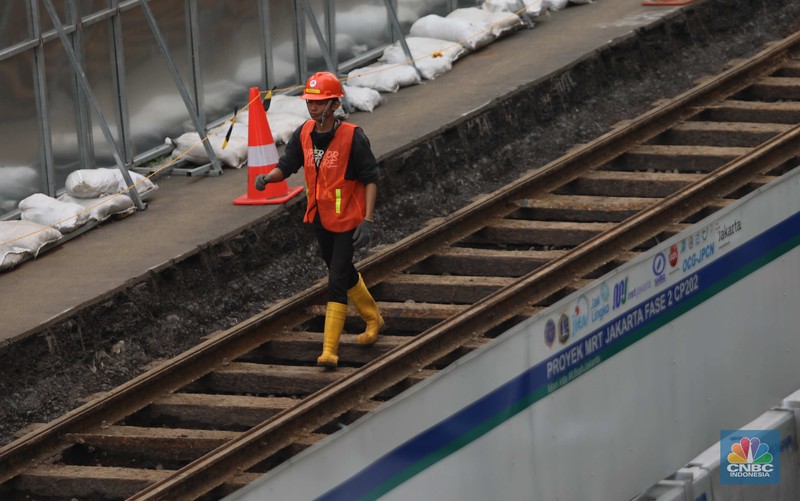 Rel trem peninggalan Belanda yang ditemukan dalam proyek pembangunan MRT Fase 2A merupakan rel trem tertua di Indonesia. (CNBC Indonesia/ Muhammad Sabki)