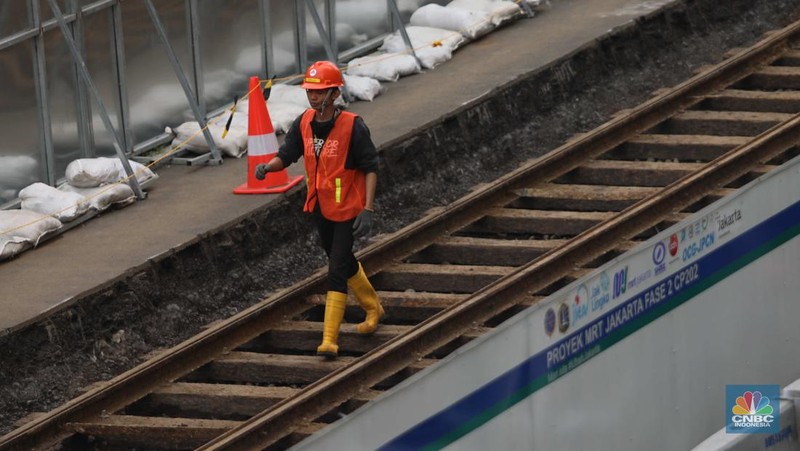 Rel trem peninggalan Belanda yang ditemukan dalam proyek pembangunan MRT Fase 2A merupakan rel trem tertua di Indonesia. (CNBC Indonesia/ Muhammad Sabki)
