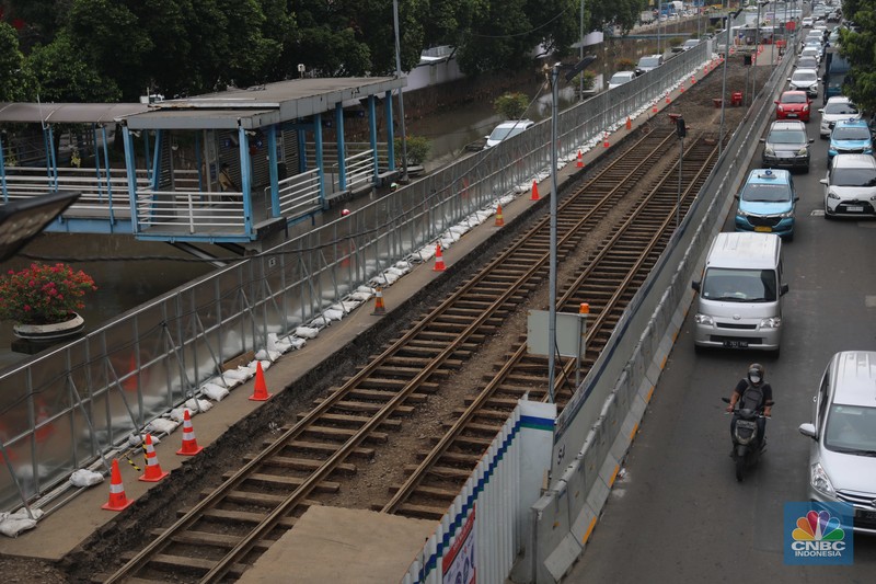 Rel trem peninggalan Belanda yang ditemukan dalam proyek pembangunan MRT Fase 2A merupakan rel trem tertua di Indonesia. (CNBC Indonesia/ Muhammad Sabki)