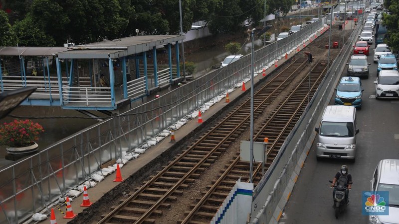 Rel trem peninggalan Belanda yang ditemukan dalam proyek pembangunan MRT Fase 2A merupakan rel trem tertua di Indonesia. (CNBC Indonesia/ Muhammad Sabki)