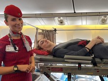 Kisah Unik Wanita Tertinggi Dunia saat Perdana Naik Pesawat