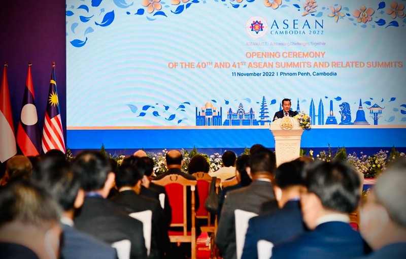 Presiden Joko Widodo dan Iriana Joko Widodo menghadiri Upacara Pembukaan KTT ASEAN ke-40 dan ke-41 di Hotel Sokha, Phnom Penh, Kamboja Presiden Joko Widodo dan Iriana Joko Widodo menghadiri Upacara Pembukaan KTT ASEAN ke-40 dan ke-41 serta KTT terkait lainnya di Hotel Sokha, Phnom Penh, Kamboja, Jumat (11/11/2022). Presiden beserta istri tiba di Hotel Sokha sekitar pukul 7.50 waktu setempat disambut Perdana Menteri Kamboja Hun Sen dan dilanjutkan dengan sesi foto bersama. (Foto: Laily Rachev - Biro Pers Sekretariat Presiden)