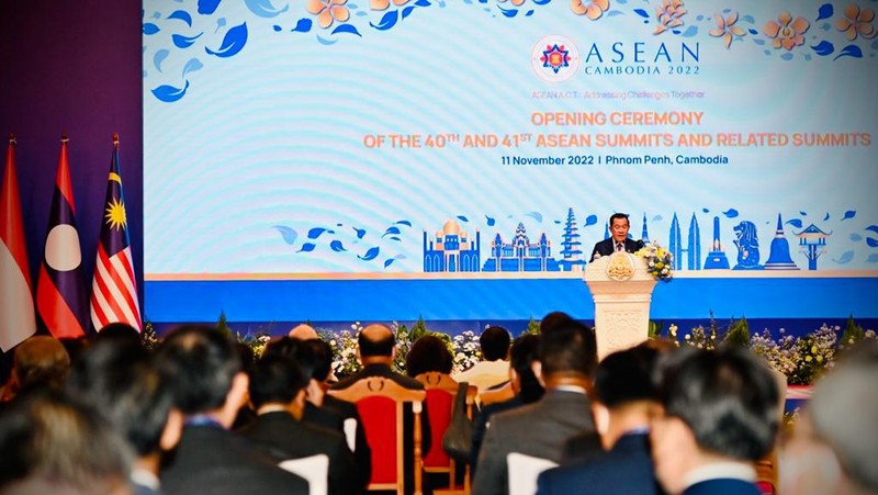 Presiden Joko Widodo dan Iriana Joko Widodo menghadiri Upacara Pembukaan KTT ASEAN ke-40 dan ke-41 serta KTT terkait lainnya di Hotel Sokha, Phnom Penh, Kamboja, Jumat (11/11/2022). Presiden beserta istri tiba di Hotel Sokha sekitar pukul 7.50 waktu setempat disambut Perdana Menteri Kamboja Hun Sen dan dilanjutkan dengan sesi foto bersama. (Foto: Laily Rachev - Biro Pers Sekretariat Presiden)
