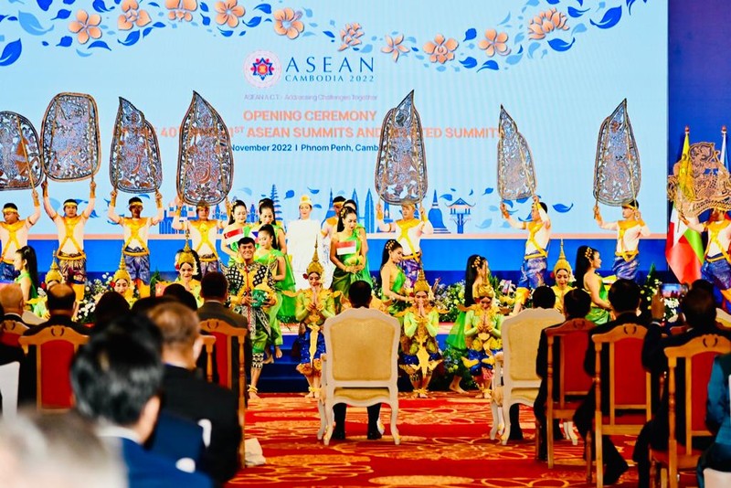 Presiden Joko Widodo dan Iriana Joko Widodo menghadiri Upacara Pembukaan KTT ASEAN ke-40 dan ke-41 di Hotel Sokha, Phnom Penh, Kamboja Presiden Joko Widodo dan Iriana Joko Widodo menghadiri Upacara Pembukaan KTT ASEAN ke-40 dan ke-41 serta KTT terkait lainnya di Hotel Sokha, Phnom Penh, Kamboja, Jumat (11/11/2022). Presiden beserta istri tiba di Hotel Sokha sekitar pukul 7.50 waktu setempat disambut Perdana Menteri Kamboja Hun Sen dan dilanjutkan dengan sesi foto bersama. (Foto: Laily Rachev - Biro Pers Sekretariat Presiden)