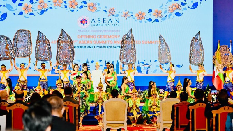 Presiden Joko Widodo dan Iriana Joko Widodo menghadiri Upacara Pembukaan KTT ASEAN ke-40 dan ke-41 serta KTT terkait lainnya di Hotel Sokha, Phnom Penh, Kamboja, Jumat (11/11/2022). Presiden beserta istri tiba di Hotel Sokha sekitar pukul 7.50 waktu setempat disambut Perdana Menteri Kamboja Hun Sen dan dilanjutkan dengan sesi foto bersama. (Foto: Laily Rachev - Biro Pers Sekretariat Presiden)