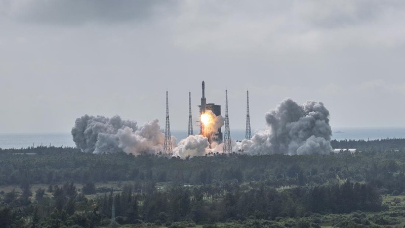 WENCHANG, CHINA - NOVEMBER 12: A Long March-7 Y6 rocket carrying the Tianzhou-5 cargo spacecraft blasts off from the Wenchang Spacecraft Launch Site on November 12, 2022 in Wenchang, Hainan Province of China. (Photo by Luo Yunfei/China News Service via Getty Images)