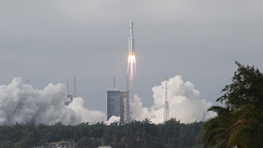 WENCHANG, CHINA - NOVEMBER 12: A Long March-7 Y6 rocket carrying the Tianzhou-5 cargo spacecraft blasts off from the Wenchang Spacecraft Launch Site on November 12, 2022 in Wenchang, Hainan Province of China. (Photo by Jiang Qiming/China News Service via Getty Images)