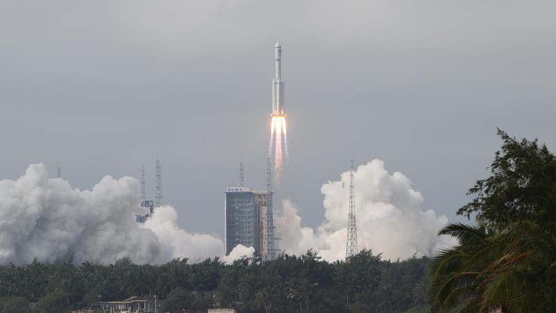 WENCHANG, CHINA - NOVEMBER 12: A Long March-7 Y6 rocket carrying the Tianzhou-5 cargo spacecraft blasts off from the Wenchang Spacecraft Launch Site on November 12, 2022 in Wenchang, Hainan Province of China. (Photo by Luo Yunfei/China News Service via Getty Images)