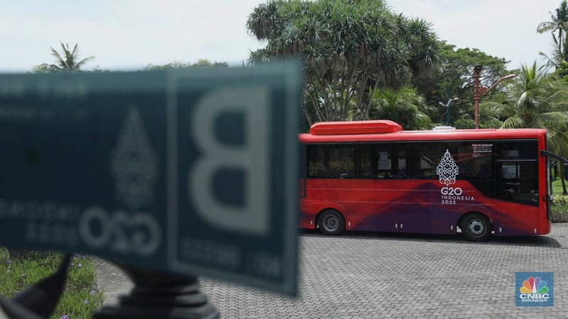 Pemerintah Indonesia telah menyiapkan 30 Bus Listrik Merah Putih (BLMP) ukuran medium untuk kelancaran mobilitas delegasi G20 sejak kedatangan di Bandar Udara Internasional I Gusti Ngurah Rai, Denpasar hingga ke lokasi pertemuan di Bali Nusa Dua Convention Center (BNDCC). (CNBC Indonesia/Tri Susilo)