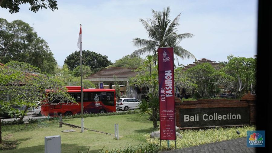 Pemerintah Indonesia telah menyiapkan 30 Bus Listrik Merah Putih (BLMP) ukuran medium untuk kelancaran mobilitas delegasi G20 sejak kedatangan di Bandar Udara Internasional I Gusti Ngurah Rai, Denpasar hingga ke lokasi pertemuan di Bali Nusa Dua Convention Center (BNDCC). (CNBC Indonesia/Tri Susilo)