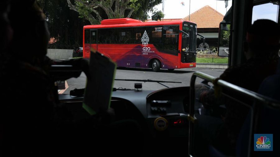 Pemerintah Indonesia telah menyiapkan 30 Bus Listrik Merah Putih (BLMP) ukuran medium untuk kelancaran mobilitas delegasi G20 sejak kedatangan di Bandar Udara Internasional I Gusti Ngurah Rai, Denpasar hingga ke lokasi pertemuan di Bali Nusa Dua Convention Center (BNDCC). (CNBC Indonesia/Tri Susilo)