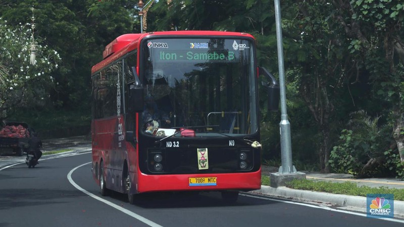 Pemerintah Indonesia telah menyiapkan 30 Bus Listrik Merah Putih (BLMP) ukuran medium untuk kelancaran mobilitas delegasi G20 sejak kedatangan di Bandar Udara Internasional I Gusti Ngurah Rai, Denpasar hingga ke lokasi pertemuan di Bali Nusa Dua Convention Center (BNDCC). (CNBC Indonesia/Tri Susilo)