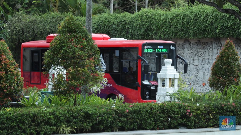 Pemerintah Indonesia telah menyiapkan 30 Bus Listrik Merah Putih (BLMP) ukuran medium untuk kelancaran mobilitas delegasi G20 sejak kedatangan di Bandar Udara Internasional I Gusti Ngurah Rai, Denpasar hingga ke lokasi pertemuan di Bali Nusa Dua Convention Center (BNDCC). (CNBC Indonesia/Tri Susilo)