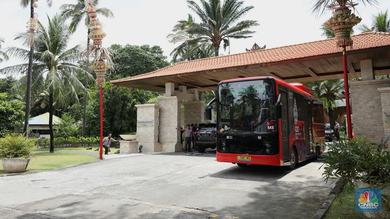 Pemerintah Indonesia telah menyiapkan 30 Bus Listrik Merah Putih (BLMP) ukuran medium untuk kelancaran mobilitas delegasi G20 sejak kedatangan di Bandar Udara Internasional I Gusti Ngurah Rai, Denpasar hingga ke lokasi pertemuan di Bali Nusa Dua Convention Center (BNDCC). Pemerintah Indonesia telah menyiapkan 30 Bus Listrik Merah Putih (BLMP) ukuran medium untuk kelancaran mobilitas delegasi G20 sejak kedatangan di Bandar Udara Internasional I Gusti Ngurah Rai, Denpasar hingga ke lokasi pertemuan di Bali Nusa Dua Convention Center (BNDCC). (CNBC Indonesia/Tri Susilo)
