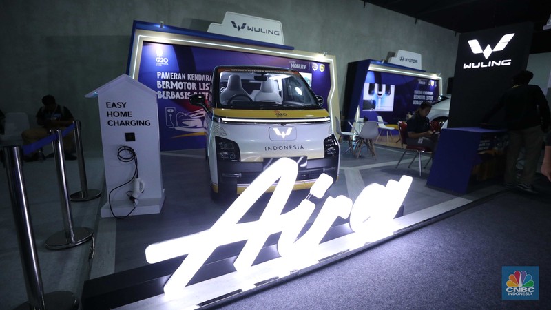 Pengunjung memasuki area pameran kendaraan bermotor listrik berbasis baterai dipamerkan di Art Bali, Bali Collection, Nusa Dua Bali, mulai Jumat (11/11/2022) hingga Rabu (16/11/2022). Pengunjung memasuki area pameran kendaraan bermotor listrik berbasis baterai dipamerkan di Art Bali, Bali Collection, Nusa Dua Bali, mulai Jumat (11/11/2022) hingga Rabu (16/11/2022). (CNBC Indonesia/Tri Susilo)