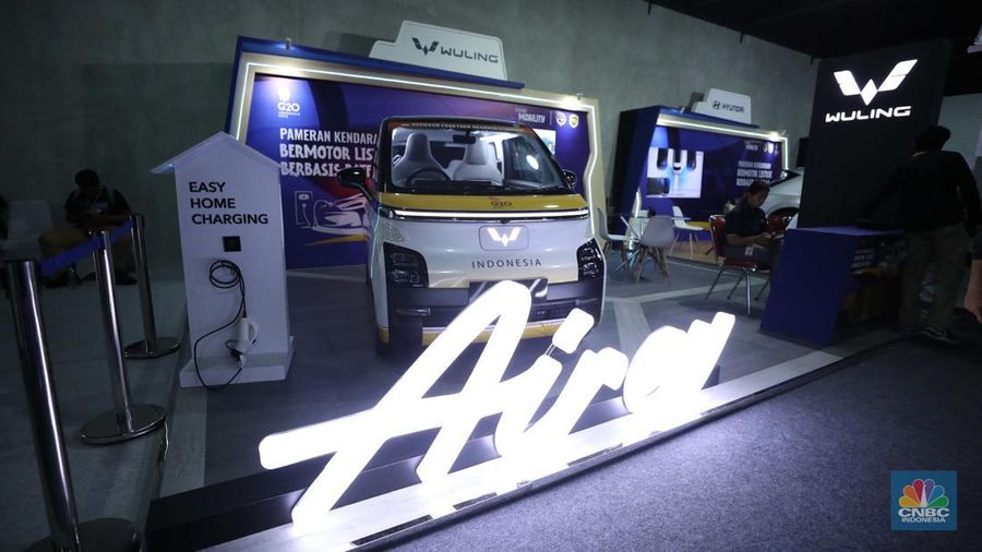 Pengunjung memasuki area pameran kendaraan bermotor listrik berbasis baterai dipamerkan di Art Bali, Bali Collection, Nusa Dua Bali, mulai Jumat (11/11/2022) hingga Rabu (16/11/2022). (CNBC Indonesia/Tri Susilo)