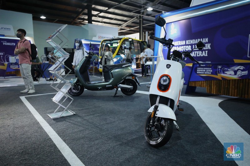 Pengunjung memasuki area pameran kendaraan bermotor listrik berbasis baterai dipamerkan di Art Bali, Bali Collection, Nusa Dua Bali, mulai Jumat (11/11/2022) hingga Rabu (16/11/2022). Pengunjung memasuki area pameran kendaraan bermotor listrik berbasis baterai dipamerkan di Art Bali, Bali Collection, Nusa Dua Bali, mulai Jumat (11/11/2022) hingga Rabu (16/11/2022). (CNBC Indonesia/Tri Susilo)