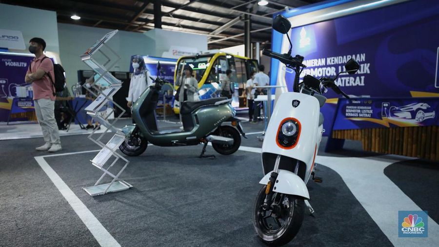 Pengunjung memasuki area pameran kendaraan bermotor listrik berbasis baterai dipamerkan di Art Bali, Bali Collection, Nusa Dua Bali, mulai Jumat (11/11/2022) hingga Rabu (16/11/2022). (CNBC Indonesia/Tri Susilo)
