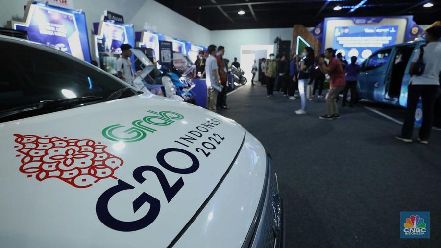 Pengunjung memasuki area pameran kendaraan bermotor listrik berbasis baterai dipamerkan di Art Bali, Bali Collection, Nusa Dua Bali, mulai Jumat (11/11/2022) hingga Rabu (16/11/2022). (CNBC Indonesia/Tri Susilo)