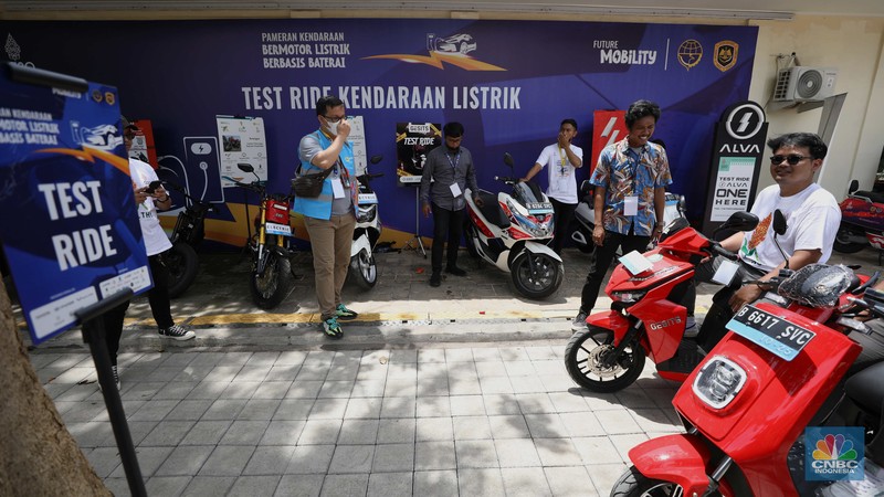 Pengunjung memasuki area pameran kendaraan bermotor listrik berbasis baterai dipamerkan di Art Bali, Bali Collection, Nusa Dua Bali, mulai Jumat (11/11/2022) hingga Rabu (16/11/2022). Pengunjung memasuki area pameran kendaraan bermotor listrik berbasis baterai dipamerkan di Art Bali, Bali Collection, Nusa Dua Bali, mulai Jumat (11/11/2022) hingga Rabu (16/11/2022). (CNBC Indonesia/Tri Susilo)