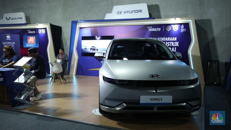 Pengunjung memasuki area pameran kendaraan bermotor listrik berbasis baterai dipamerkan di Art Bali, Bali Collection, Nusa Dua Bali, mulai Jumat (11/11/2022) hingga Rabu (16/11/2022). (CNBC Indonesia/Tri Susilo)