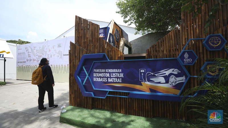 Pengunjung memasuki area pameran kendaraan bermotor listrik berbasis baterai dipamerkan di Art Bali, Bali Collection, Nusa Dua Bali, mulai Jumat (11/11/2022) hingga Rabu (16/11/2022). Pengunjung memasuki area pameran kendaraan bermotor listrik berbasis baterai dipamerkan di Art Bali, Bali Collection, Nusa Dua Bali, mulai Jumat (11/11/2022) hingga Rabu (16/11/2022). (CNBC Indonesia/Tri Susilo)