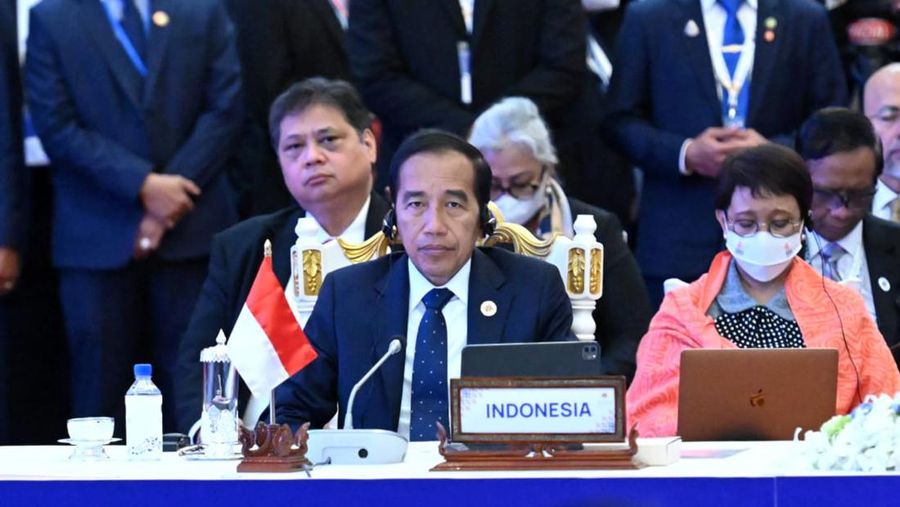 Presiden Joko Widodo mendorong pembangunan ekosistem kendaraan listrik saat berbicara pada KTT Ke-25 ASEAN – Jepang yang berlangsung di Sokha Hotel, Phnom Penh, Sabtu, 12 November 2022. (Foto: Kris - Biro Pers Sekretariat Presiden)